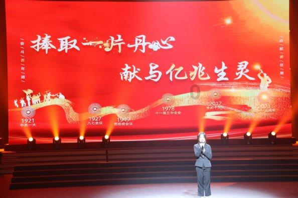 年轻漂亮女保姆与老头的真挚情谊,穿越年龄和社会地位的界限