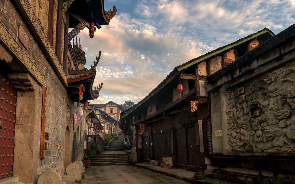 瘦瘦的儿子手里拿着报纸包着的球鞋站在门口,可是妈妈没法收留他
